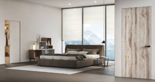 Le porte interne con telaio Filum sfruttano l’installazione filomuro per ottenere una parete dalla superficie continua con l’anta che sparisce dalla vista. Il telaio perimetrale è in alluminio estruso e ossidato, può essere trattato con pitture murali e montato sulla muratura o sul cartongesso, in versione spingere o tirare. Facili da installare grazie al kit che permette di correggere eventuali fuorisquadra, dotate di serratura magnetica con controplacca registrabile e cerniere a scomparsa regolabili. Il modello in foto è una porta interna Forte 6 cieca e liscia con finitura laccata a scelta, prezzo a partire da 1.000 euro + Iva. www.dierre.it