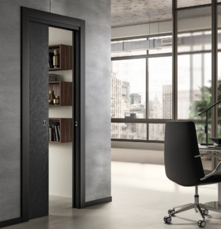 Fa parte della linea Prestige della collezione Materia di Dorigo la porta Art.11 con apertura scorrevole a scomparsa in finitura Zircone con anta, telaio e coprifili laccati e maniglia conchiglia tonda con ditale e serratura. La collezione Materia combina uno stile moderno e raffinato, concreto e solido grazie all’aspetto disomogeneo della superficie e alla sua intrinseca resistenza, rispettando perfettamente le esigenze di una casa moderna dalle atmosfere metropolitane. Le finiture con stipiti e coprifili laccati in tinta, trasmettono alla vista l’aspetto grezzo della materia ed al tatto la sua peculiare consistenza materica. Prezzo a partire da 800 euro+ Iva. www.gd-dorigo.com