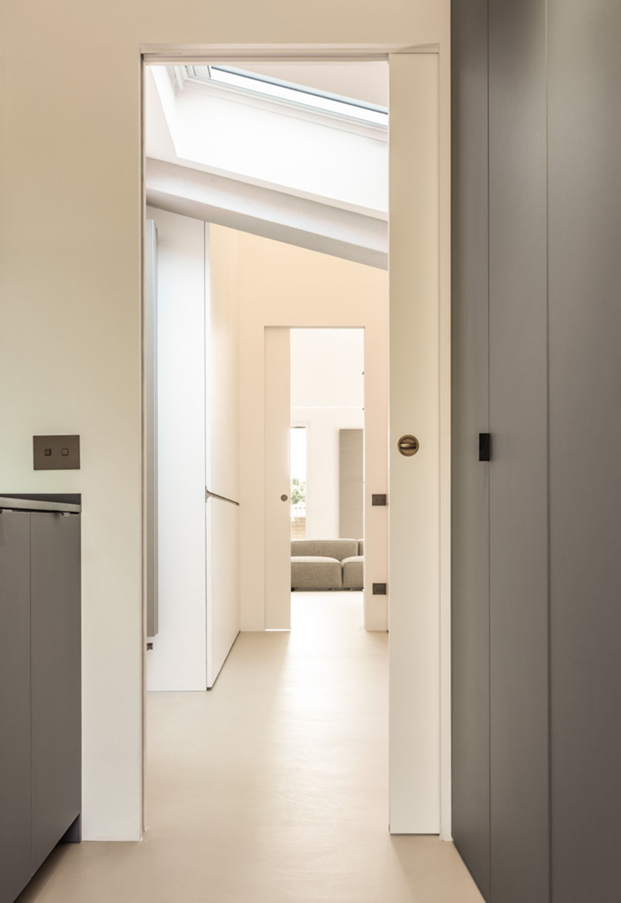 Syntesis Line scorrevole è il controtelaio per porta priva di stipiti e coprifili senza finiture esterne che eclissa una o due ante scorrevoli speculari. L’integrazione con la parete è totale e permette la realizzazione di una progettazione elegante e personalizzata con la certezza di un risultato estetico sempre ottimale, garantita dagli speciali profili perimetrali resinati che assicurano l’adesione ideale del materiale di finitura ed un’assoluta omogeneità della pittura. La robustezza strutturale viene in questo modello ulteriormente incrementata per evitare alterazioni lungo la linea del foro porta e per rispondere adeguatamente alle esigenze di misure non standard. A Syntesis Line scorrevole si possono associare pannelli porta scorrevoli in legno (laccati, finitura grezza con rivestimento in primer), oppure in vetro, è disponibile con larghezze a partire da 60 cm e altezze fino a 270 cm, nella variante per muratura o cartongesso, con traverso oppure senza traverso. Prezzo su richiesta. www.eclisse.it