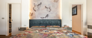 Unico è il controtelaio che eclissa un’anta scorrevole a scomparsa. Il modello riassume perfettamente la funzionalità e la qualità dei sistemi Eclisse, che sono affidabili, robusti e adattabili alle più differenti esigenze. Grazie al binario estraibile brevettato lo scorrimento è silenzioso in qualsiasi condizione e nel tempo perché le superfici dove scorrono i carrellini sono sempre libere dalla polvere. Unico può alloggiare al proprio interno qualsiasi pannello porta scorrevole standard presente sul mercato e la versione fuori misura permette di coprire luci extralarge fino a L 150 x H 290 cm per intonaco e fino a L 200 x H 290 per parete in cartongesso. Prezzo su richiesta. www.eclisse.it