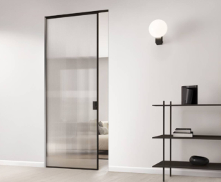 E’ realizzata in vetro trasparente Flutes la porta scorrevole Cristal Frame di Ferrerolegno, un modello a scomparsa che permette di far sparire completamente la porta all’interno del muro con un’elegante soluzione salvaspazio con un impatto visivo minimo e di totale pulizia con la parete in cui è inserita. Nella misura L 80 x H 210 cm il prezzo è 1.564 euro + Iva. www.ferrerolegno.com