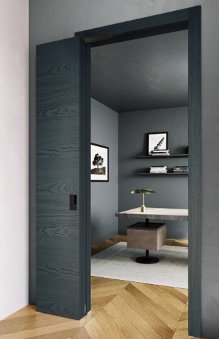 E’ caratterizzata dal sistema di apertura a 180° l’elegante soluzione salvaspazio Exit Fold di Ferrerolegno, l’anta è divisa in due pannelli simmetrici e si piega in due accostandosi al muro. Il telaio è Evoluto Eleva complanare all’anta con maniglia Wave, complanare e minimale per esaltare il design della porta, che offre una presa confortevole e sicura. In foto è nella finitura bio Iride Mare, nella misura standard L 80 x H 210 cm il prezzo è 1.799 euro + Iva. www.ferrerolegno.com