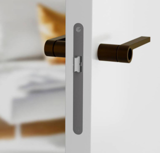 Hemisfera BCF della collezione Minima di Frascio è la maniglia ideale per le soluzioni salvaspazio perché di dimensioni contenute grazie all’impiego della rosetta del sistema Q30R. la semisfera semplice e concava al centro del gambo dona a questa maniglia un carattere rigoroso, disponibile nelle finiture Cromato satinato, Bronzo Trend, Nero Opaco e Bianco Opaco, misura L 31 x P 13,5 cm ed il prezzo è 97 euro. www.frascio.it