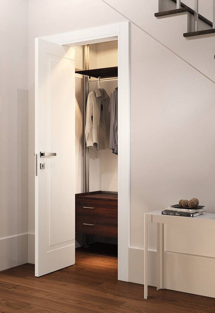 Fa parte della collezione Miraquadra di Garofoli la porta pieghevole Mix in finitura laccato bianco, delicati decori e finiture laccate si abbinano ad una sofisticata meccanica, dalle cerniere a scomparsa alla serratura magnetica di serie. A porta aperta, questa soluzione permette un ingombro minimo dell'anta, che fuoriesce dalla sede del vano muro solo per un terzo della larghezza dell'anta Nella misura standard L 90 x H 210 cm il prezzo è a partire da 1.500 euro + Iva. www.garofoli.com