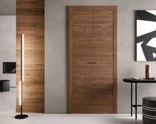 Disponibile in tutte le finiture del rovere Garofoli, la collezione di porte interne Patio nasce con cerniere a scomparsa, serratura magnetica e con la possibilità̀ di montare un’anta in finitura vintage (rovere con nodi, coordinato al parquet Garofoli Vintage). Questa soluzione consente di avere l'anta apribile a sinistra e a destra, come fosse una porta a due ante, ma con la possibilità di avere dimensioni molto contenute, dimezzando l’ingombro della classica anta aperta. Nella versione Salvaspazio in rovere terra, misura standard L 90 x H 210 cm, Collezione Patio 1L. Prezzo a partire da 2.045 euro + iva. www.garofoli.com