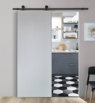 E’ realizzata in mdf la porta scorrevole Renoir di Leroy Merlin con anta laccata in bianco e binario in alluminio nero in stile Industrial, può essere aperta sia a destra che a sinistra, perfetta per separare gli ambienti. Misura L 92,5 x H 211,5 cm, il prezzo è 189,80 euro. www.leroymerlin.it