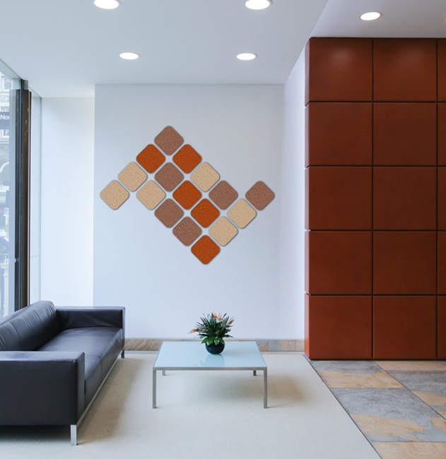 Silentium di Primate è la gamma di pannelli fonoassorbenti che migliorano il comfort acustico e arredano. Realizzati al 100% in fibra poliestere riciclata, sono resistenti al fuoco, atossici, anallergici, consentono di assorbire i rumori migliorando la vivibilità degli spazi senza dimenticare l’estetica e il design. In versione Living hanno forme modulari con angoli stondati, spessore 45 mm e sono disponibili in quattro formati: 33x33 cm, 33 x 66 cm, 66x66 cm, 66x132 cm. Possono essere installati in aderenza a parete e a soffitto, o sospesi a isola. Tra i colori: beige, marrone, terracotta, grigio, azzurro, verde e rosso. www.primateitalia.it