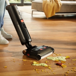 PureClean S5 di Vileda è un lavapavimenti elettrico senza fili leggero e potente che pulisce, aspira e lava in un solo passaggio. Grazie alla separazione dell' acqua pulita da quella sporca, elimina lo sporco liquido e secco, restituendo pavimenti senza aloni e riducendo al minimo i tempi di asciugatura. Il display Led e i pulsanti intuitivi consentono di scegliere facilmente tra tre modalità di pulizia: Max, Eco e Aspirazion. Prezzo 299,99 euro. www.vileda.it