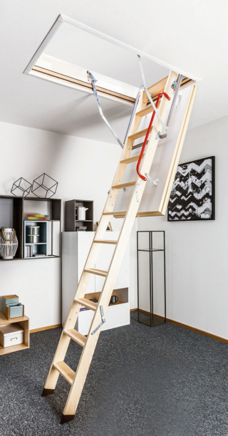 Si piega quando non
serve la scala retrattile
LTK Energy di Fakro, che ha robusta struttura in legno e gradini antiscivolo. La botola per l’accesso al sottotetto
è termoisolante, con doppie guarnizioni, che offrono isolamento termico di 0,68 W/m²K. Apertura da L 55 x P 100 cm. Costa da 490 euro. www.fakro.it