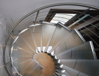 Il modello elicoidale
di Ikona Scale ha gradini realizzati in vetro temperato stratificato di sicurezza,
con finitura satinata. La struttura è in acciaio, sempre nella finitura satinata, con viti nascoste da un rivestimento composto da moduli, in acciaio satinato, come parapetto e corrimano. www.ikonascale.it