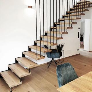 Fantasy di Kanton ha gradini in legno massiccio, fissati alla parete con perni
in acciaio che appoggiano su tasselli in neoprene, mentre dall’altro lato è ancorata alla ringhiera, a sua volta fissata alla soletta.
La ringhiera è composta da colonnine in acciaio verniciato nero. www.kanton.it