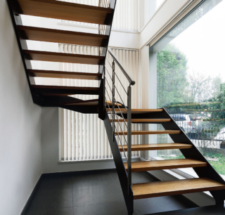 Manhattan di PMscale ha struttura laterale a fascia, in acciaio verniciato, in diversi colori, in base alle esigenze estetiche. Gli scalini sono in legno massello di faggio o rovere, con diverse finiture e qui sono proposti con alzate aperte che la alleggeriscono visivamente; è disponibile anche con gradini in vetro o pietra. www.pmscale.com