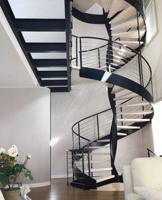 Realizzata su misura,
la scala elicoidale di Progetto Scale offre una percorrenza agevole e ha diametro 260 cm. La struttura portante è in metallo verniciato, con ringhiera e corrimano in metallo. I gradini sono in legno di faggio con finitura sbiancata, di spessore 6 cm, ma sono disponibili
anche in metallo e cristallo.  www.progettoscale.it