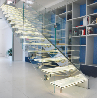 Unica Celebrity
di Valentino Borghesi ha gradini in cristallo
di sicurezza stratificato e temperato, dotati di illuminazione interna a Led RGB colorati. La luce la rende scenografica oltre che sicura nella salita. I supporti sono
in acciaio inox e il parapetto in cristallo o acciaio inox. www.valentinoborghesi.it