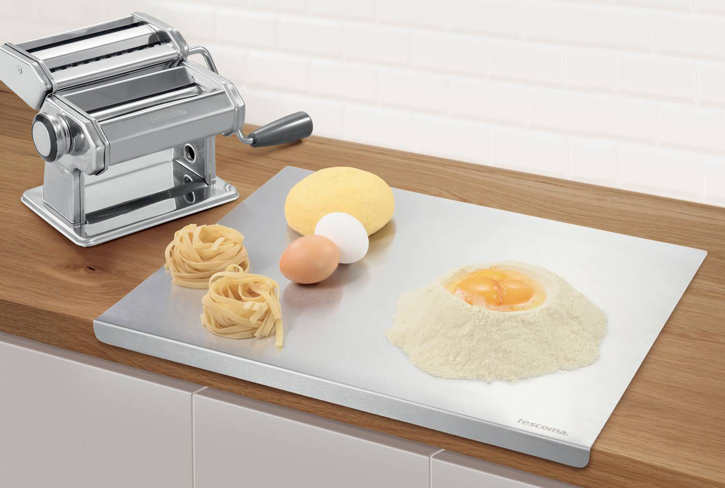 Indispensabile per lavorare e stendere la pasta in modo uniforme, la spianatoia della Linea GrandCHEF è igienica perchè in acciaio: facilissima da pulire, non si macchia, non assorbe gli odori degli alimenti ed è perfetta per qualunque preparazione. Stabile con protezione antiscivolo rimovibile, si può usare da entrambi i lati, il bordo rialzato offre stabilità quando la si applica a un piano di lavoro, o impedisce alle pietanze di disperdersi oltre la sua superficie. Cm 45x35. Prezzo: 35,90 euro.