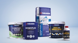 La gamma a marchio Thrakon proposta da Xella comprende soluzioni per la finitura, la posa e l’impermeabilizzazione. Pitture e rivestimenti garantiscono protezione, stabilità cromatica e traspirabilità nel tempo, ideali per il rivestimento di sistemi di isolamento e superfici esposte agli agenti atmosferici. I prodotti per l'impermeabilizzazione sono basati su tecnologie poliuretaniche, cementizie e acriliche, in grado di proteggere terrazze, coperture, balconi e ambienti ad alta esposizione all’acqua. www.xella-italia.it