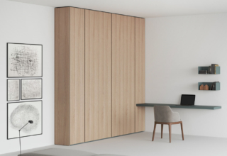 È progettabile al millimetro l'armadio a battente Freedhome di Caccaro grazie ai moduli di grande contenimento da cui è composto. È dotato di un angolo cieco che accoglie il piano in appoggio Poly che dà vita ad una zona home office funzionale e discreta. Misura L 300 x P 42,7 x H 263,6 cm. Prezzo a partire da 2.629 euro + Iva. https://www.caccaro.com È progettabile al millimetro l'armadio a battente Freedhome di Caccaro grazie ai moduli di grande contenimento da cui è composto. È dotato di un angolo cieco che accoglie il piano in appoggio Poly che dà vita ad una zona home office funzionale e discreta. Misura L 300 x P 42,7 x H 263,6 cm. Prezzo a partire da 2.629 euro + Iva. https://www.caccaro.com