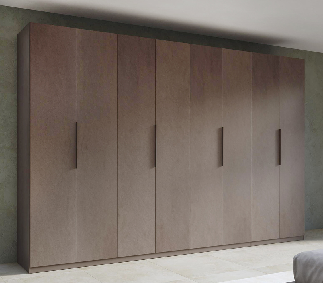 Otto ante a battente per l'ampio armadio Codey di Deghi che è corredato di una serie di ripiani regolabili in altezza e di aste appendiabiti per organizzare al meglio il guardaroba. Le ante, realizzate in nobilitato nella raffinata finitura opaca Bronzo come la struttura, sono caratterizzate da apertura reversibile e da chiusura soft-close. Misura L 364 x P 55 x H 240 cm. Prezzo 1.140 euro. https://www.deghi.it Otto ante a battente per l'ampio armadio Codey di Deghi che è corredato di una serie di ripiani regolabili in altezza e di aste appendiabiti per organizzare al meglio il guardaroba. Le ante, realizzate in nobilitato nella raffinata finitura opaca Bronzo come la struttura, sono caratterizzate da apertura reversibile e da chiusura soft-close. Misura L 364 x P 55 x H 240 cm. Prezzo 1.140 euro. https://www.deghi.it