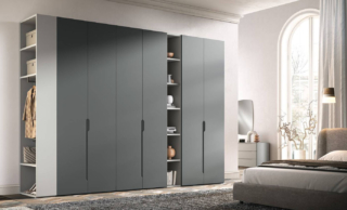 Alterna le ante battenti, con maniglie a incasso, a una serie di vani a giorno il grande armadio B352 di Moretti Compact Giorno Notte. Lo stile lineare e la finitura uniforme in laccato opaco ardesia lo trasforma in un protagonista elegante in camera da letto. I moduli libreria in laccato opaco quarzo, posizionati al centro e sul terminale a sinistra, permettono di esporre libri e oggetti per personalizzare l'ambiente. Misura L 363 x P 62 x H 257 cm. Prezzo 4.210 euro. https://moretticompact.it Alterna le ante battenti, con maniglie a incasso, a una serie di vani a giorno il grande armadio B352 di Moretti Compact Giorno Notte. Lo stile lineare e la finitura uniforme in laccato opaco ardesia lo trasforma in un protagonista elegante in camera da letto. I moduli libreria in laccato opaco quarzo, posizionati al centro e sul terminale a sinistra, permettono di esporre libri e oggetti per personalizzare l'ambiente. Misura L 363 x P 62 x H 257 cm. Prezzo 4.210 euro. https://moretticompact.it