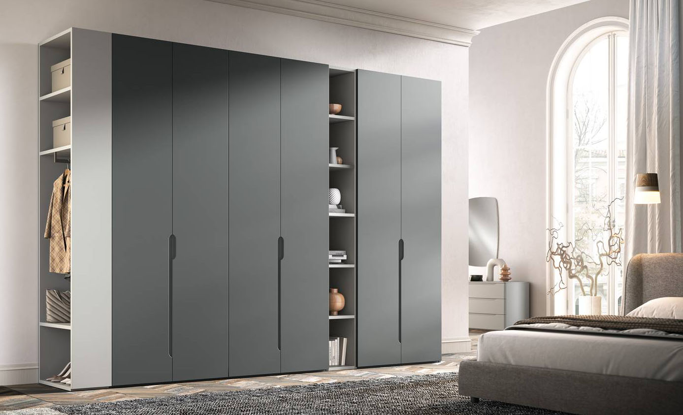 Alterna le ante battenti, con maniglie a incasso, a una serie di vani a giorno il grande armadio B352 di Moretti Compact Giorno Notte. Lo stile lineare e la finitura uniforme in laccato opaco ardesia lo trasforma in un protagonista elegante in camera da letto. I moduli libreria in laccato opaco quarzo, posizionati al centro e sul terminale a sinistra, permettono di esporre libri e oggetti per personalizzare l'ambiente. Misura L 363 x P 62 x H 257 cm. Prezzo 4.210 euro. https://moretticompact.it Alterna le ante battenti, con maniglie a incasso, a una serie di vani a giorno il grande armadio B352 di Moretti Compact Giorno Notte. Lo stile lineare e la finitura uniforme in laccato opaco ardesia lo trasforma in un protagonista elegante in camera da letto. I moduli libreria in laccato opaco quarzo, posizionati al centro e sul terminale a sinistra, permettono di esporre libri e oggetti per personalizzare l'ambiente. Misura L 363 x P 62 x H 257 cm. Prezzo 4.210 euro. https://moretticompact.it