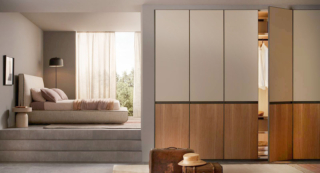 Le ante bicromatiche dell'armadio Lena di Lema lo rendono molto decorativo e lo trasformano nel protagonista della camera da letto. Le ante a battente sono caratterizzate da un pannello inferiore nella finitura Noce e quello superiore in laccato opaco Cameo. La maniglia scompare e diventa l'elemento che delinea il confine tra i diversi materiali. Misura L 359,5 x P 61,3 x H 262,4 cm. Prezzo 9.362 euro. https://www.lemamobili.com Le ante bicromatiche dell'armadio Lena di Lema lo rendono molto decorativo e lo trasformano nel protagonista della camera da letto. Le ante a battente sono caratterizzate da un pannello inferiore nella finitura Noce e quello superiore in laccato opaco Cameo. La maniglia scompare e diventa l'elemento che delinea il confine tra i diversi materiali. Misura L 359,5 x P 61,3 x H 262,4 cm. Prezzo 9.362 euro. https://www.lemamobili.com