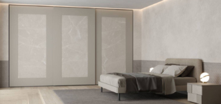 Ampio e capiente l'armadio Window della collezione Night Collection 2022 di Giessegi che è dotato di tre ante scorrevoli. La struttura in Laccato opaco Fango e Nobilitato Opera è declinata in una colorazione che armonizza perfettamente con la parete. Ogni modulo internamente è dotato di un ripiano, di due tubi appendiabiti e di ammortizzatori di serie per l'apertura e la chiusura. Misura L 277 x P 62/66 x H 262 cm. Prezzo 3.661 euro + Iva. https://www.giessegi.it Ampio e capiente l'armadio Window della collezione Night Collection 2022 di Giessegi che è dotato di tre ante scorrevoli. La struttura in Laccato opaco Fango e Nobilitato Opera è declinata in una colorazione che armonizza perfettamente con la parete. Ogni modulo internamente è dotato di un ripiano, di due tubi appendiabiti e di ammortizzatori di serie per l'apertura e la chiusura. Misura L 277 x P 62/66 x H 262 cm. Prezzo 3.661 euro + Iva. https://www.giessegi.it