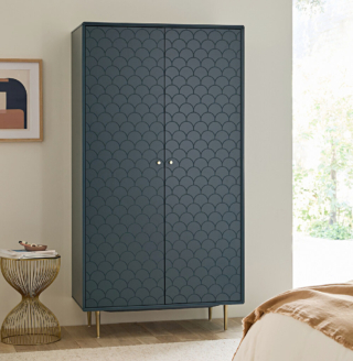 L'armadio a due ante Luxore di La Redoute Interieurs ha la superficie, in una scenografica tonalità blu di Prussia, decorata da un motivo a scaglie inciso; la base e le maniglie sono realizzati in acciaio nella finitura ottone. I sei vani e l'asta appendiabiti all'interno consentono di organizzare al meglio il guardaroba. Misura L 100 x P 54 x H 190 cm. Prezzo 719 euro. https://www.laredoute.it L'armadio a due ante Luxore di La Redoute Interieurs ha la superficie, in una scenografica tonalità blu di Prussia, decorata da un motivo a scaglie inciso; la base e le maniglie sono realizzati in acciaio nella finitura ottone. I sei vani e l'asta appendiabiti all'interno consentono di organizzare al meglio il guardaroba. Misura L 100 x P 54 x H 190 cm. Prezzo 719 euro. https://www.laredoute.it