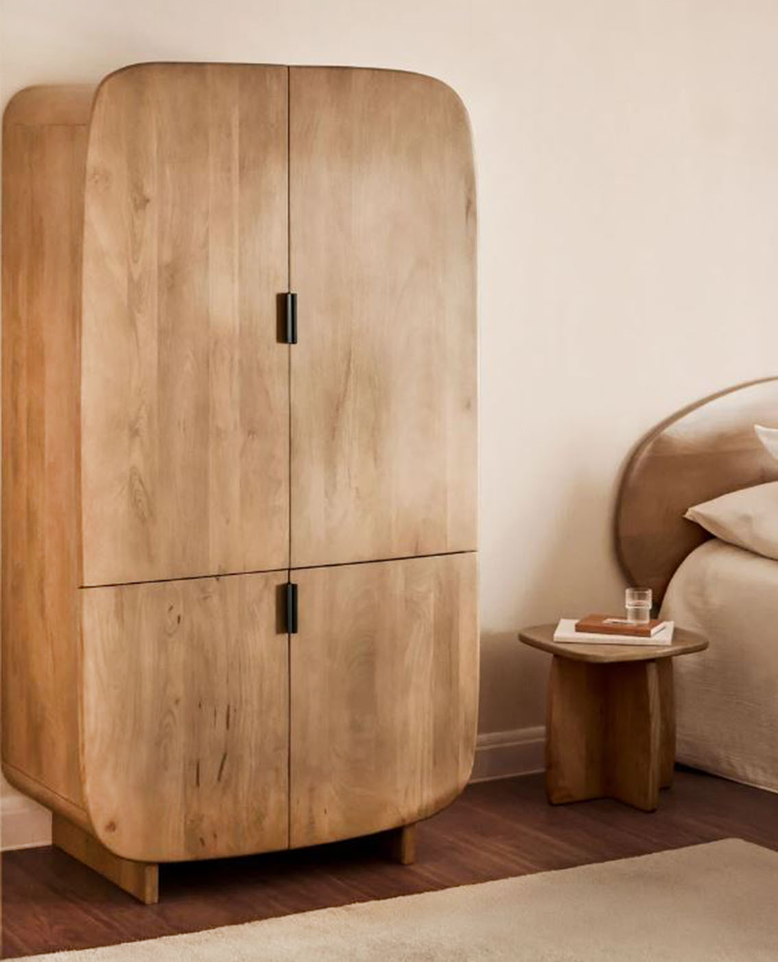 Una linea arrotondata per Agathe di Sklum l'armadio completamente realizzato in legno di mango nella finitura naturale. Le quanttro ante con maniglie lo rendono funzionale e le dimensioni contenute permettono di collocarlo anche in una camera da letto piccola. È dotato di ripiani e di una barra appendiabiti laterali. Misura L 110 x P 60 x H 200 cm. Prezzo 1.099,95 euro. https://www.sklum.com Una linea arrotondata per Agathe di Sklum l'armadio completamente realizzato in legno di mango nella finitura naturale. Le quanttro ante con maniglie lo rendono funzionale e le dimensioni contenute permettono di collocarlo anche in una camera da letto piccola. È dotato di ripiani e di una barra appendiabiti laterali. Misura L 110 x P 60 x H 200 cm. Prezzo 1.099,95 euro. https://www.sklum.com