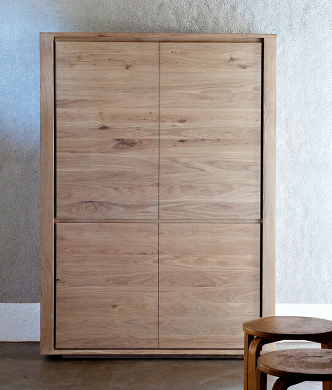 Pregiato rovere massello con una finitura ad olio di cera dura per l'armadio Shadow di Ethnicraft che ha quattro ante e una serie di ripiani interni. Le venature e i nodi del legno si trasformano in un elemento decorativo che rende unico ogni pezzo. Misura L 115 x P 45 x H 160 cm. Prezzo 3.179 euro. https://ethnicraft.com Pregiato rovere massello con una finitura ad olio di cera dura per l'armadio Shadow di Ethnicraft che ha quattro ante e una serie di ripiani interni. Le venature e i nodi del legno si trasformano in un elemento decorativo che rende unico ogni pezzo. Misura L 115 x P 45 x H 160 cm. Prezzo 3.179 euro. https://ethnicraft.com