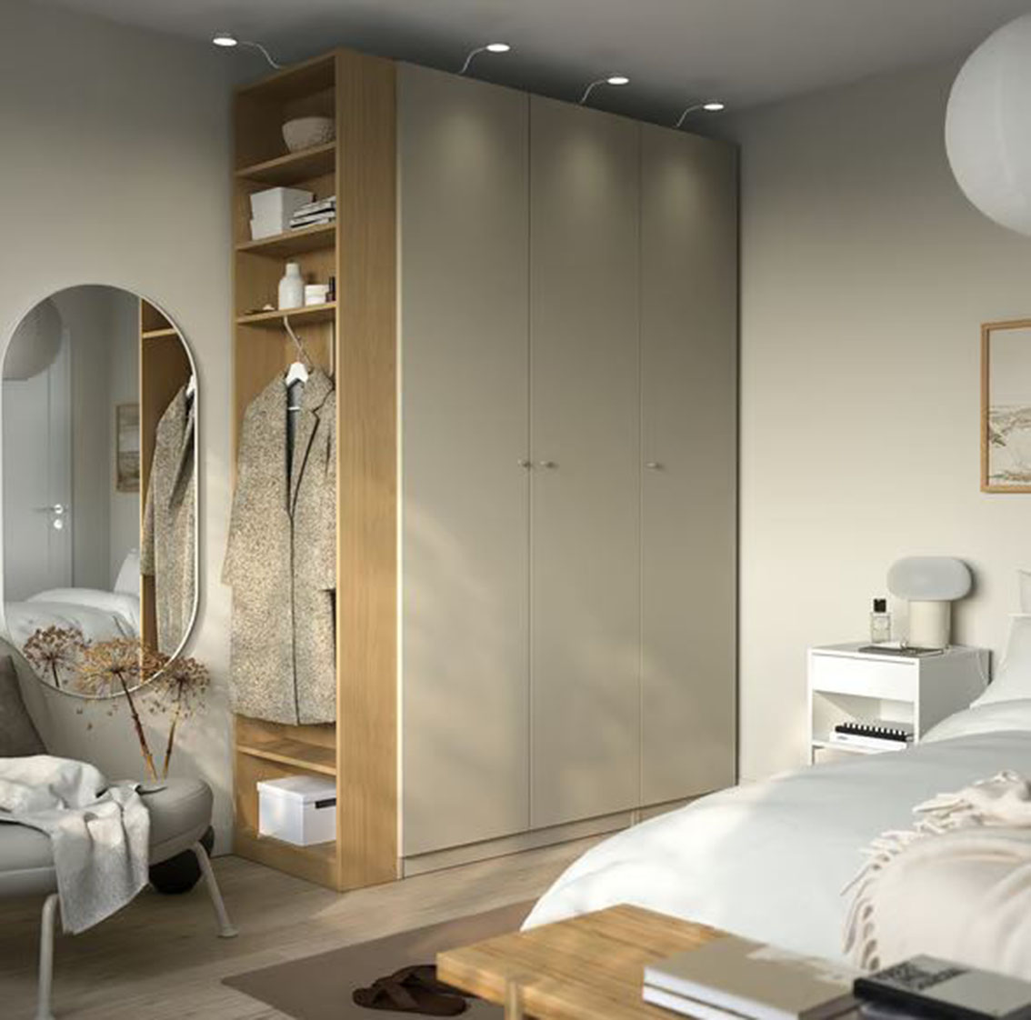 Permette di organizzare una zona spogliatoio in camera la combinazione Pax/Forsand di Ikea Italia che ha un elemento finale aperto che permette di appoggiare abiti e accessori quando ci si prepara. La raffinata colorazione grigio beige, con dettagli effetto rovere, permette di ambientarlo con facilità; inoltre, ha 10 anni di garanzia. Misura L 170 x P 60 x H 236 cm. Prezzo 515 euro. https://www.ikea.com Permette di organizzare una zona spogliatoio in camera la combinazione Pax/Forsand di Ikea Italia che ha un elemento finale aperto che permette di appoggiare abiti e accessori quando ci si prepara. La raffinata colorazione grigio beige, con dettagli effetto rovere, permette di ambientarlo con facilità; inoltre, ha 10 anni di garanzia. Misura L 170 x P 60 x H 236 cm. Prezzo 515 euro. https://www.ikea.com
