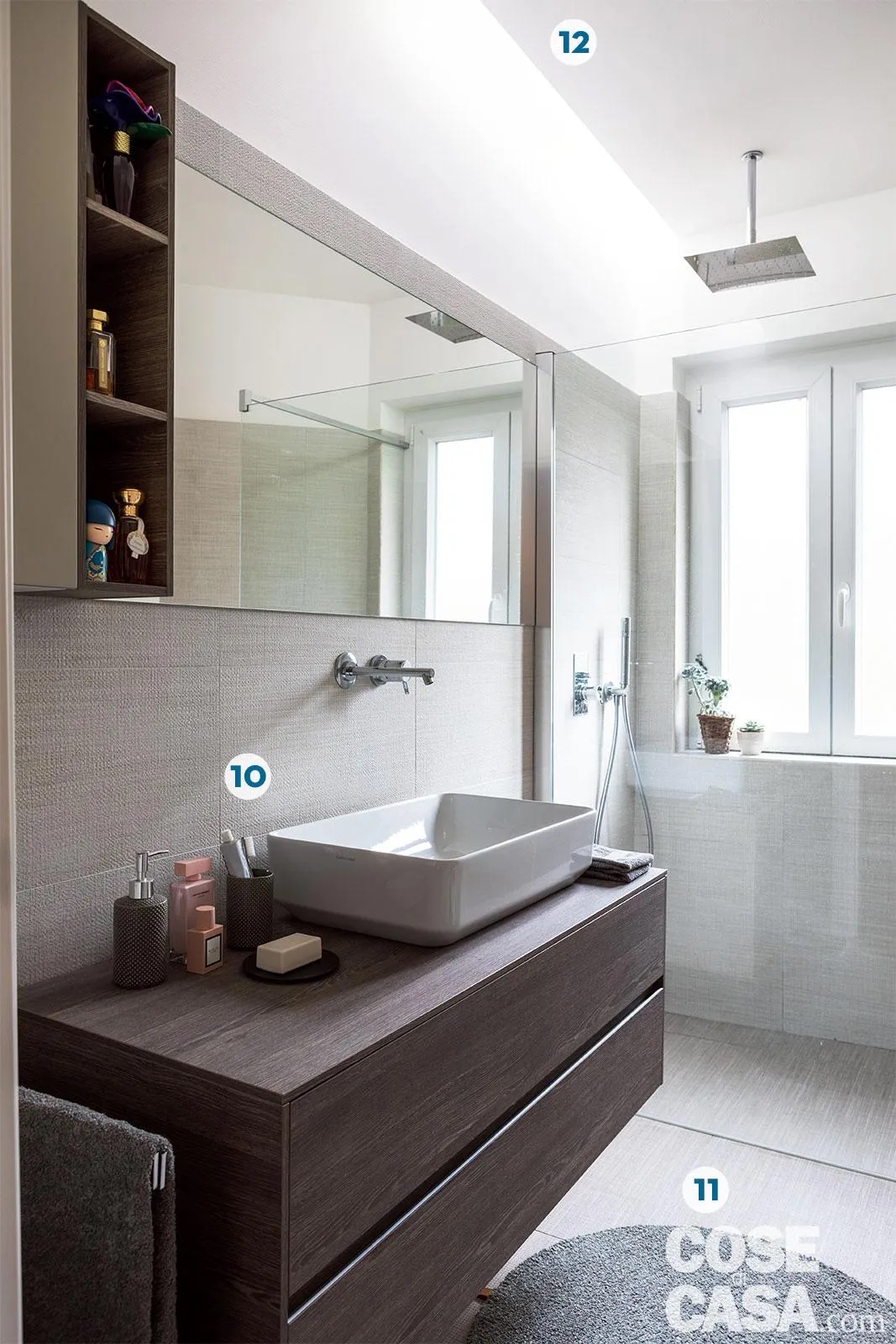 Qui sono state posate sia sul pavimento, sia sulle pareti, anche all'interno del box doccia, delle lastre in gres di tonalità beige chiaro e caratterizzate da una texture in rilievo che richiama la trama di un tessuto. Il risultato è veramente raffinato e di grande semplicità.
Progetto: Euga Design Studio, Milano, Tel. 02/36560931 https://www.eugadesign.it - Foto: Claudio Tajoli - Styling: Rosaria Galli