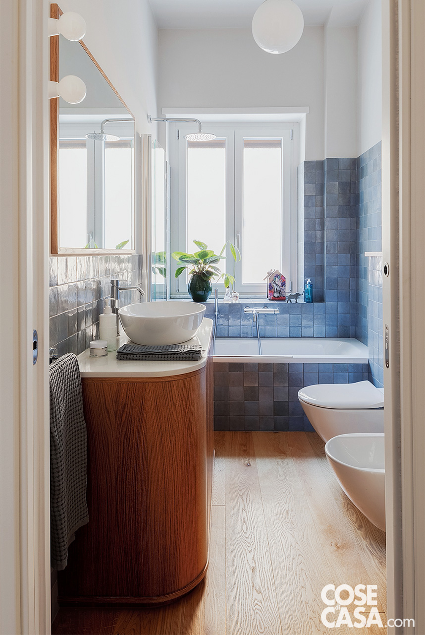 bagno con parquet e rivestimenti azzurri