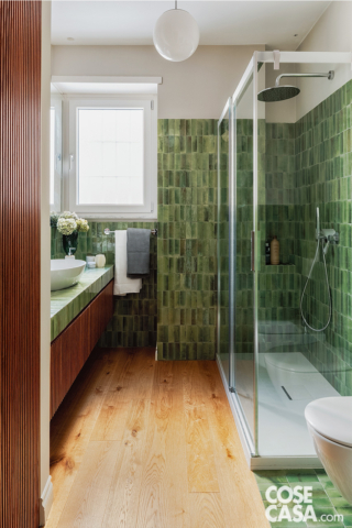 bagno con parquet e rivestimenti verdi