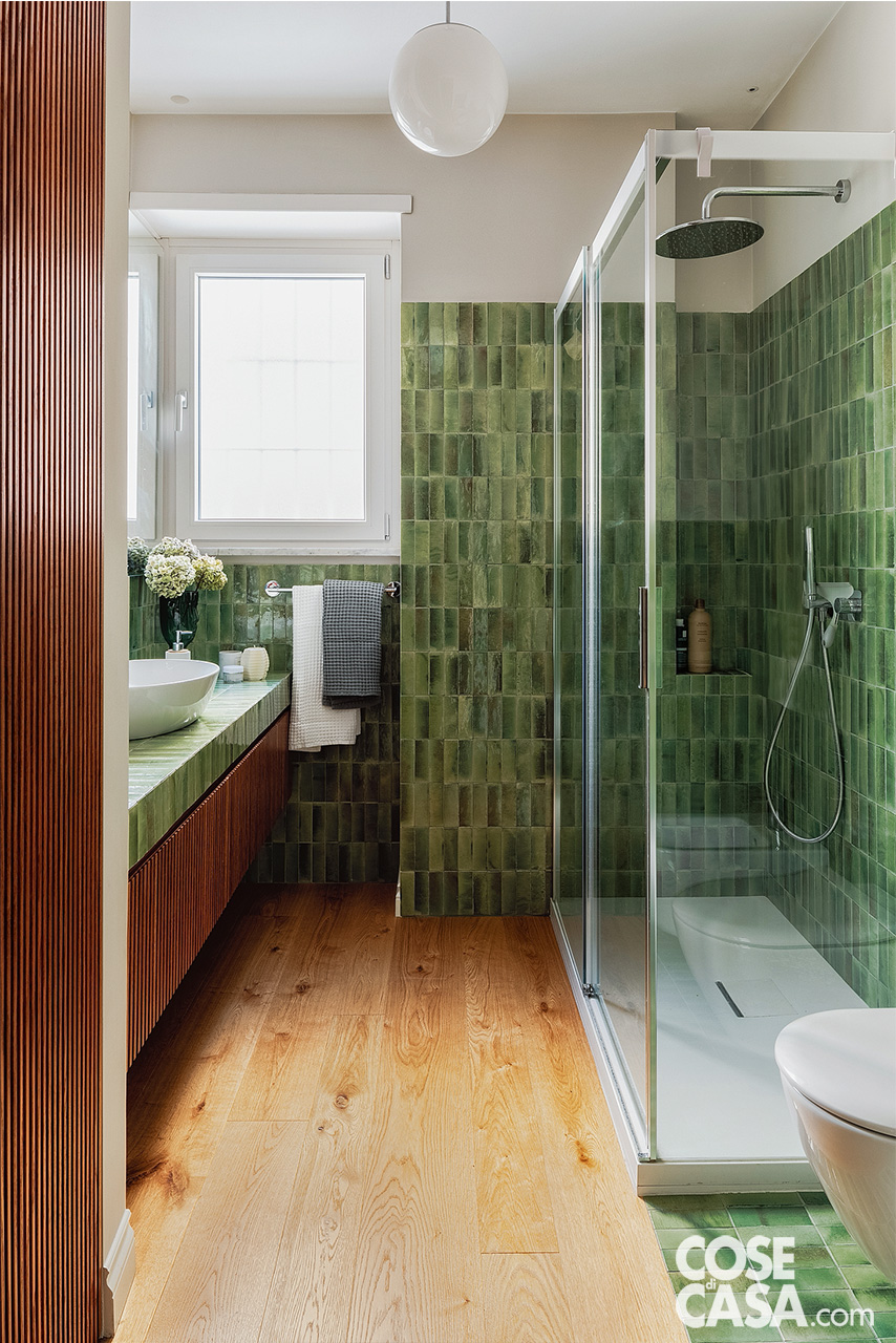 bagno con parquet e rivestimenti verdi