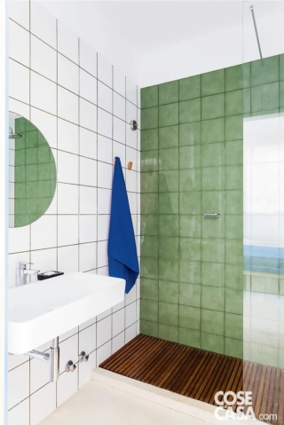 In questo bagno sono state impiegate delle piastrelle lucide di formato quadrato, bianche su una parete e verde intenso sull'altra, all'interno della doccia. Molto particolare è la scelta della fughe nere a contrasto, che sottolineano la forma delle piastrelle e danno un tocco rustico all'ambiente.
Progetto: arch. Eugenio Minerva, IG @eugenio_minerva_ Tel 328/1223967 - Foto: Alessandra Ianniello