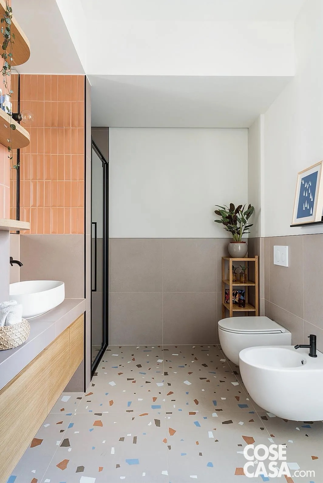 In questo bagno si alternano grigio chiaro e rosa, che definiscono e sottolineano le diverse aree funzionali. Mentre il grigio è usato per il rivestimento a parete con piastrelle quadrate e per la pavimentazione con inserti di ocra, bianco, antracite e azzurro, il rosa è stato scelto per le piastrelle rettangolari applicate in verticale in alcune porzioni di muro nella nicchia che ospita il lavabo.
Progetto: R3 Architetti, Corso Vittorio Emanuele II 20, Torino - r3architetti.com - Foto: Marco Popescu