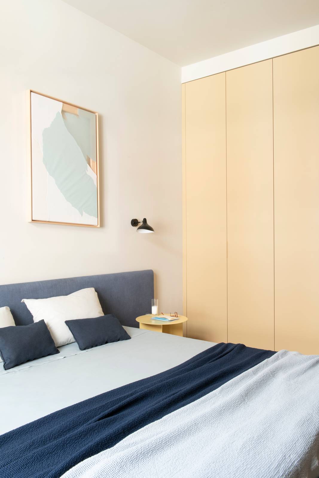 Camera con letto tessile grigio e armadio a tinta neutra; progetto KickOffice e Mo1950. Foto Jessica Soffiati Camera con letto tessile grigio e armadio a tinta neutra; progetto KickOffice e Mo1950. Foto Jessica Soffiati