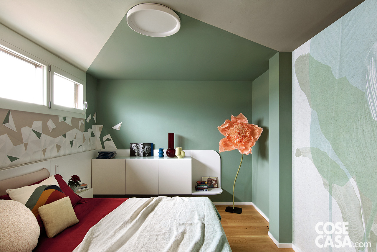 camera matrimoniale sottotetto con pareti verde acqua