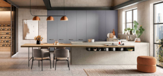 Una grande penisola attrezzata con il piano a induzione, con cappa integrata, e dotata di un tavolo laterale a sbalzo domina la cucina College di Moretti Compact Cucine. Le colonne che compongono l'armadiatura a parete hanno le ante in melaminico Grigio Orione, mentre quelle delle basi sono nella finitura Stone bianco. Il piano di lavoro è in laminato HPL Stone Bianco, il tavolo e il piano snack sono in laminato HPL Olmo Mercurio. Un modulo base da 60 cm, prezzo 204 euro (esclusi top e zoccolo). https://cucine.moretticompact.it