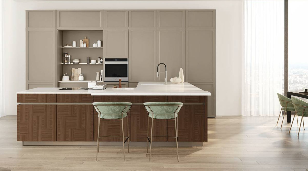 Ampia e funzionale la composizione Convivio di Veneta Cucine che si apre completamente sulla zona giorno. È composta da una grande armadiatura a parete, effetto boiserie, formata da colonne a telaio in laccato opaco Grigio Velasca e da una grande isola attrezzata con le basi Iconica nella finitura Mosaico Marrone Dek. Il piano di lavoro è realizzato in Caranto Quartz Linosa. Prezzo su richiesta. https://www.venetacucine.com