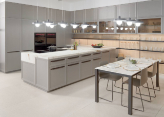 La cucina Emotions E4.40 di Porcelanosa si sviluppa intorno alla grande penisola attrezzata con la zona cottura e il lavello. Le ante nella finitura Limo Mate rendono l'ambiente  luminoso e ricercato; il piano di lavoro è realizzato in Xtone Calacatta Gold Nature, che con le sue venature dorate ricorda  il marmo, ma è pratico e resistente. Prezzo su richiesta. https://www.porcelanosa.com