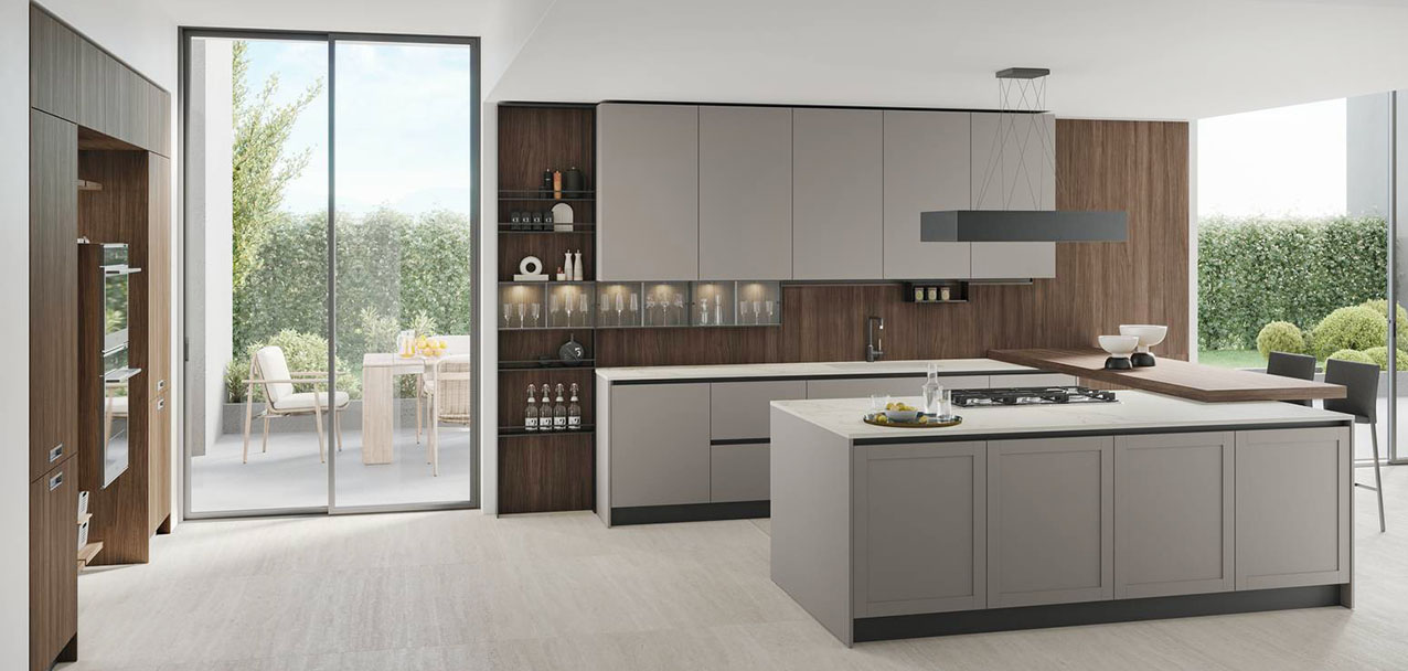 Si compone in due blocchi collegati da un piano snack in appoggio la composizione Infinity di Stosa Cucine. Le ante delle basi e dei pensili, lisce e a telaio, sono realizzate in Pet opaco Grigio Fumo che crea un  piacevole contrasto con il bancone in Termo strutturato Rovere Liquirizia. Un modulo base da 60 cm, prezzo a partire da 161 euro + Iva. https://www.stosacucine.com