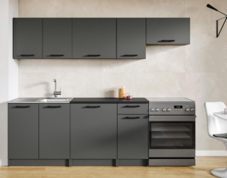 Ha le ante lisce nella colorazione Grafite Opaco la cucina lineare Mafalda di Deghi: è composta da una serie di elementi coordinati. Il top nero completa la composizione. Misura L 240 x P 60 x H Prezzo 382,99 euro. https://www.deghi.it