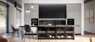 Si apre completamente sulla zona giorno la composizione Opera di Arredo3 con le ante modanate grigio perla delle colonne e della basi a parete. I pensili hanno le ante lisce in laccato tinta lava coordinato con il piano snack in impiallacciato. La zona operativa ha il top in Laminam e lo schienale magnetico con la cappa E-ssenza integrata e gli accessori magnetizzati Origami. Prezzo su richiesta. https://www.arredo3.com