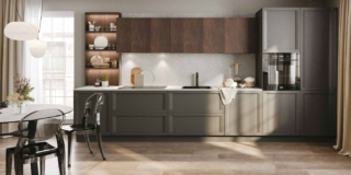 La cucina Pratica 2515 di La Casa Moderna si sviluppa linearmente a parete lasciando lo spazio libero per un grande tavolo da pranzo. Le basi e le colonne hanno le ante a telaio realizzate in laccato opaco grigio, i pensili invece hanno le ante lisce nella finitura legno scuro. Il top e lo schienale in laminato chiaro completano la composizione; lateralmente trova posto la boiserie attrezzata Vertigo in legno e metallo. Un modulo base da 60 cm, prezzo a partire da 360 euro. https://lacasamoderna.com