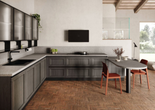 La cucina ad angolo nei toni del grigio scuro Regola di Scavolini è composta da una serie di basi con le ante a telaio in decorativo Rovere Town. I quattro pensili hanno le ante Telaio Alluminio nella finitura Antracite e il vetro Screen; il piano di lavoro e il banco tavolo laterale sono realizzati in Laminato Street Grey. Prezzo su richiesta. https://www.scavolini.com