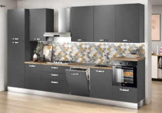 Uno sviluppo lineare per la cucina fissa Stella di Mondo Convenienza che ha le ante lisce in nobilitato in un'intensa colorazione grigio londra opaco che la trasforma in un “segno grafico” sulla parete. Ha un ottimo rapporto qualità-prezzo, è certificata Made in Italy ed è completa. Misura L 390 x P 60 x H 240 cm.  Prezzo 1.310 euro (inclusi 3 elettrodomestici).  https://www.mondoconv.it