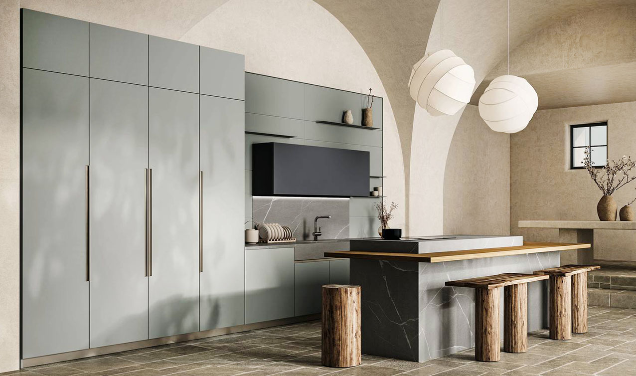 Una raffinata sfumatura di grigio per le ante lisce, realizzate in Supermat Nuvola con gola piatta e profilo nella finitura Champagne, delle basi e delle colonne della cucina di Arrex. Il lavello ha la vasca costruita in Gres Pietre Piasentina grigia Naturale; il bancone snack impiallacciato Rovere Puro completa l'isola centrale. Un modulo base da 60 cm, prezzo 215 euro. https://www.arrex.it