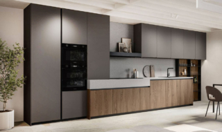 I modelli Asia e Time di Arredo3, accostati fra loro, danno vita a una lunga cucina lineare con le basi in impiallacciato travi rovere pergamena, le colonne e i pensili in laccato opaco fondente. Le diverse profondità creano un gioco di movimenti come i differenti spessori dei piani di lavoro realizzati in stratificato HPL grani grigio. Prezzo su richiesta. https://www.arredo3.com I modelli Asia e Time di Arredo3, accostati fra loro, danno vita a una lunga cucina lineare con le basi in impiallacciato travi rovere pergamena, le colonne e i pensili in laccato opaco fondente. Le diverse profondità creano un gioco di movimenti come i differenti spessori dei piani di lavoro realizzati in stratificato HPL grani grigio. Prezzo su richiesta. https://www.arredo3.com