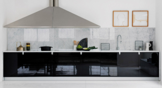 Iconica e senza tempo la cucina in linea Cina di Schiffini, progettata nel 1986 dal Maestro Vico Magistretti e reinterpretata con materiali e tecnologie contemporanee. Elemento chiave è la cappa in acciaio che domina l'ambiente. La caratteristica maniglia incassata, ottenuta dalla scanalatura della parte superiore dell’anta stondata o di quella inferiore dei pensili, crea un raffinato gioco di continuità e linee. Prezzo su richiesta. https://www.schiffini.it Iconica e senza tempo la cucina in linea Cina di Schiffini, progettata nel 1986 dal Maestro Vico Magistretti e reinterpretata con materiali e tecnologie contemporanee. Elemento chiave è la cappa in acciaio che domina l'ambiente. La caratteristica maniglia incassata, ottenuta dalla scanalatura della parte superiore dell’anta stondata o di quella inferiore dei pensili, crea un raffinato gioco di continuità e linee. Prezzo su richiesta. https://www.schiffini.it